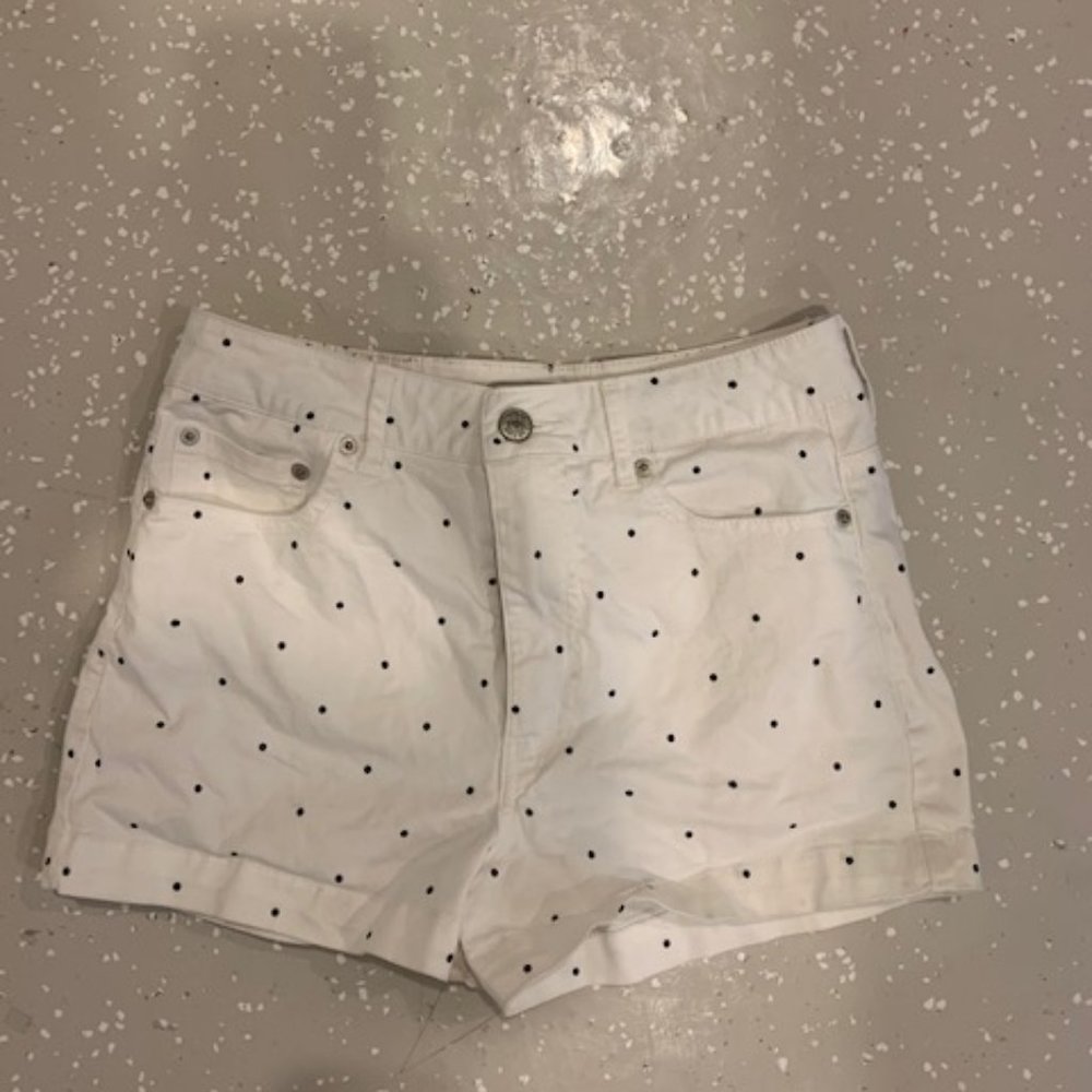 HIGH WAISTED WHITE SHORTS!!!